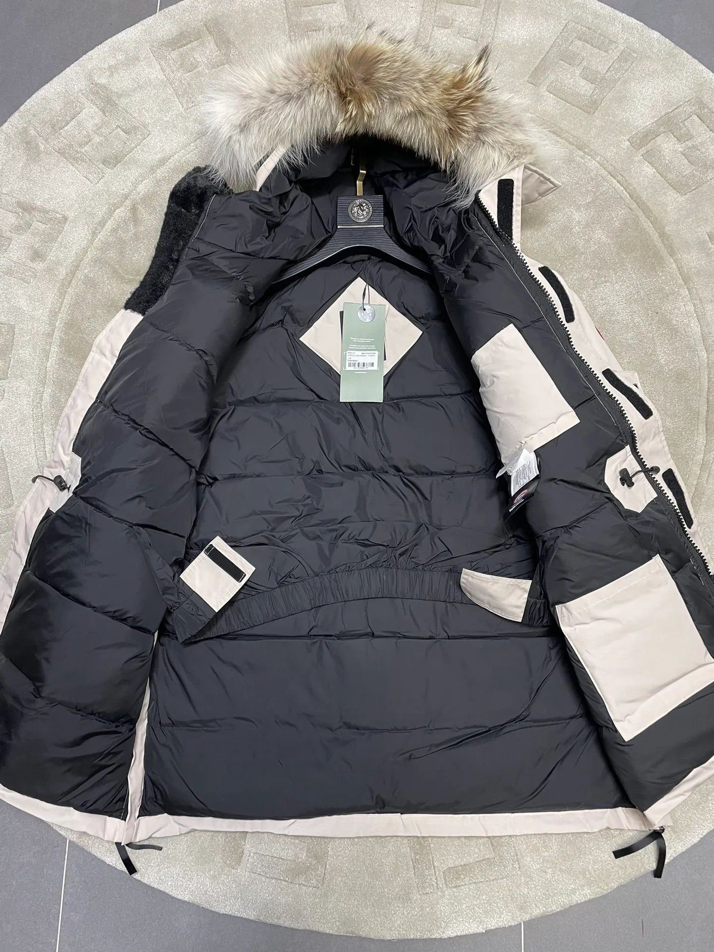 P1060 CANADA GOOES 🇨🇦ⒿⓅⓈ manufactures 10 models of snow curse men and women couples. Factory direct supply: supplying global purchasing agents, micro-business, entities, Tmall, high-end stalls and studio cooperation, free shipping! There are 10 types of Canada Goose Snow Mantra parkas for men and women, the Rolls-Royce of down jackets. ➖ Industry-leading anti-counterfeiting chip sensing. ➖ Imported Behringer embroidery machines and customized embroidery labels, the highest level and industry leading. ➖ Imported Korean 21-count polyester-cotton blended original fabric, TC85 waterproof coated fabric, water-repellent, windproof and wear-resistant. ➖ The new national standard 90 white duck down has an average down filling of 300 grams. The amount of down filling is industry-leading. ➖ 100% nylon lining with double double-layer sealing design to prevent velvet running, and seamless thread design on the cuffs! ➖ Yoshida YKK provides original factory-customized electroplated sliders. YKK two-way lockable zippers are tight and smooth and do not peel off paint. ➖ 3M composite Velcro is durable and the accessories and hardware are all custom-made. Note: Our copywriting is only simple and clear. Instead of bragging about the copywriting, it is better to compare and understand with samples. Only for the purest goose, the most dedicated, the most professional, the highest quality, the highest cost performance! SIZE:XS-XXL [with size chart]